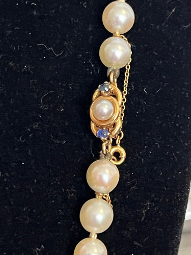 Collier Collier choker Akoya - 63 perles de culture, fermoir en or 18k et saphirs 58 Facettes 000