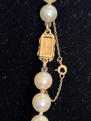 Collier Collier choker Akoya - 63 perles de culture, fermoir en or 18k et saphirs 58 Facettes 000