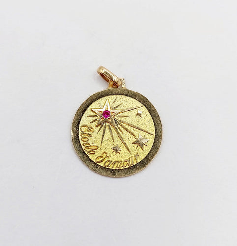 Pendentif Pendentif médaille étoile d'amour en or 18k et rubis 58 Facettes A06867