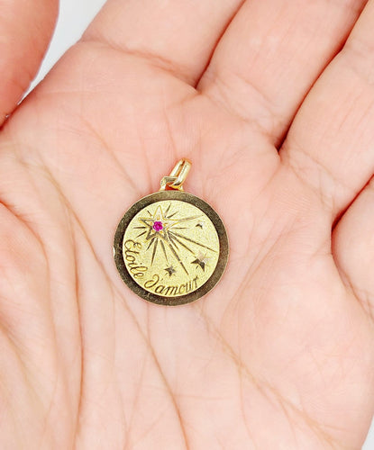 Pendentif Pendentif médaille étoile d'amour en or 18k et rubis 58 Facettes A06867