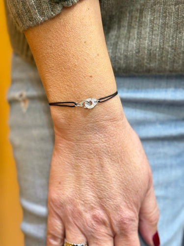 Bracelet Dinh Van Menottes - Bracelet sur cordon XS en or blanc et diamants 58 Facettes Dv