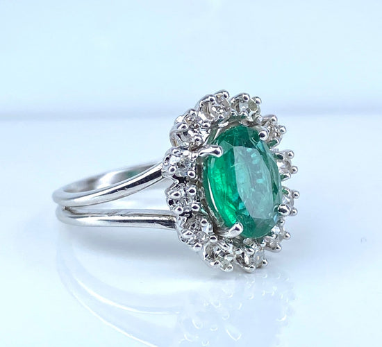 Bague 46 Bague marguerite en or blanc 18 carats, émeraude et diamants 58 Facettes AB693