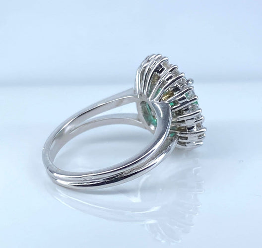 Bague 46 Bague marguerite en or blanc 18 carats, émeraude et diamants 58 Facettes AB693
