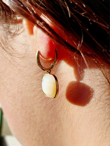 Boucles d'oreilles Boucles d’oreilles pendantes en or jaune 18 ct et nacre 58 Facettes 1735042