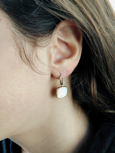 Boucles d'oreilles Boucles d’oreilles pendantes en or jaune 18 ct et nacre 58 Facettes 1735042