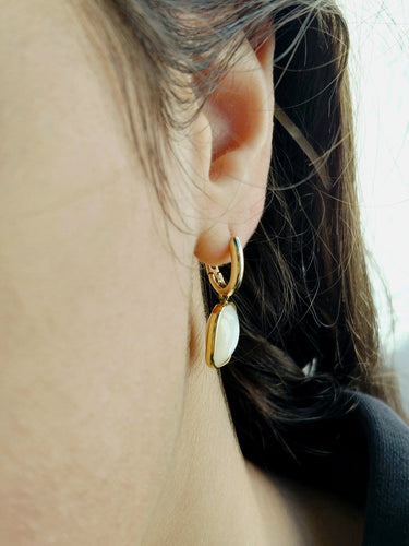 Boucles d'oreilles Boucles d’oreilles pendantes en or jaune 18 ct et nacre 58 Facettes 1735042