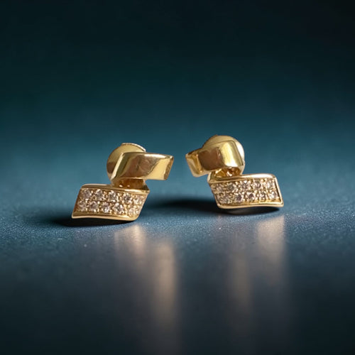 Boucles d'oreilles Boucles d’oreilles - Croix pavées de diamants en or jaune 18 carats 58 Facettes 384