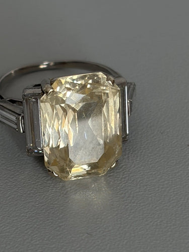 Bague 58 Bague en platine avec saphir jaune et diamants 58 Facettes LOT 7523