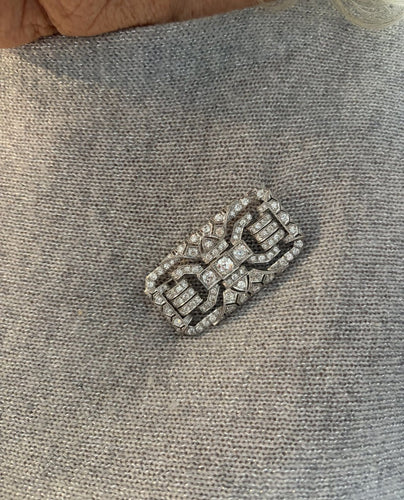 Broche Broche plaque en platine - Motif géométrique ajouré et diamants 5,00 ct 58 Facettes LOT 7510