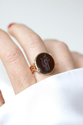 Bague 68 Bague ancienne intaille Cupidon et libellule en or rose 18 ct 58 Facettes