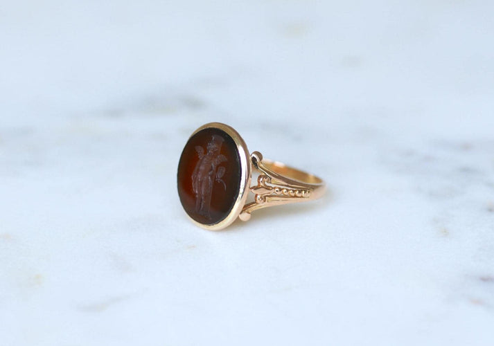 Bague 68 Bague ancienne intaille Cupidon et libellule en or rose 18 ct 58 Facettes