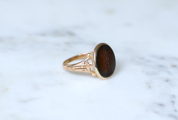 Bague 68 Bague ancienne intaille Cupidon et libellule en or rose 18 ct 58 Facettes