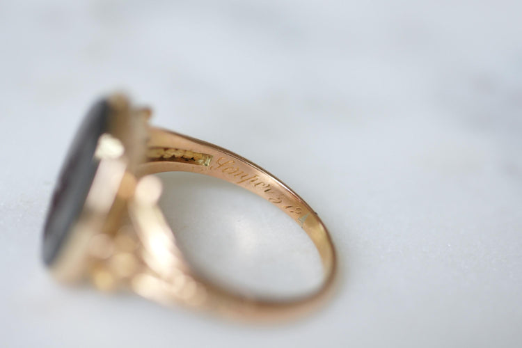 Bague 68 Bague ancienne intaille Cupidon et libellule en or rose 18 ct 58 Facettes