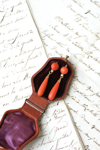 Boucles d'oreilles Boucles d’oreilles pendantes goutte corail et perle en or jaune 18 ct 58 Facettes