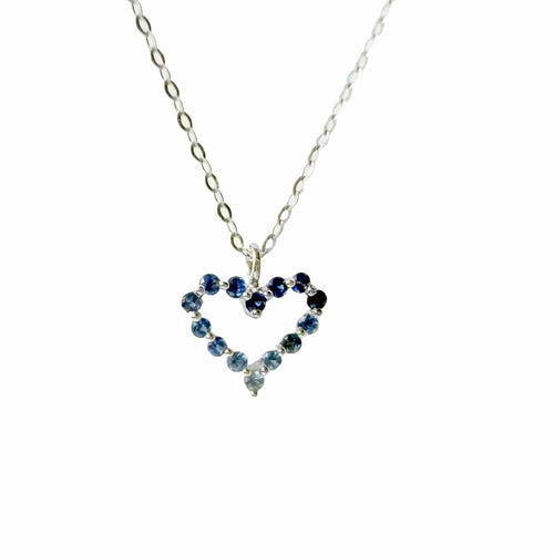 Collier Collier cœur en or blanc 18 carats et saphirs - Travail moderne 58 Facettes BIJ141