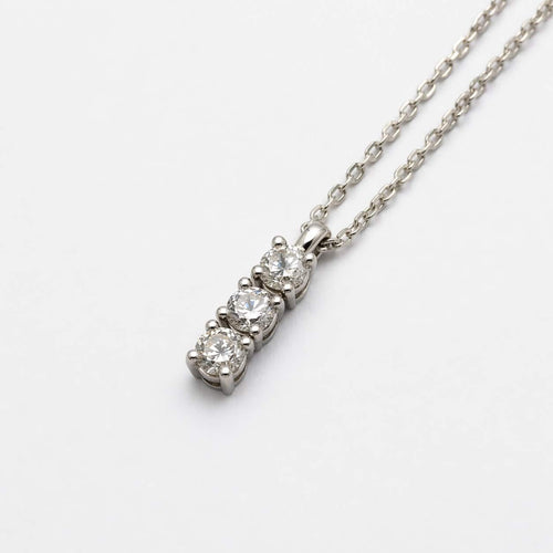 Collier Collier pendentif en or blanc et trois diamants 58 Facettes 35310