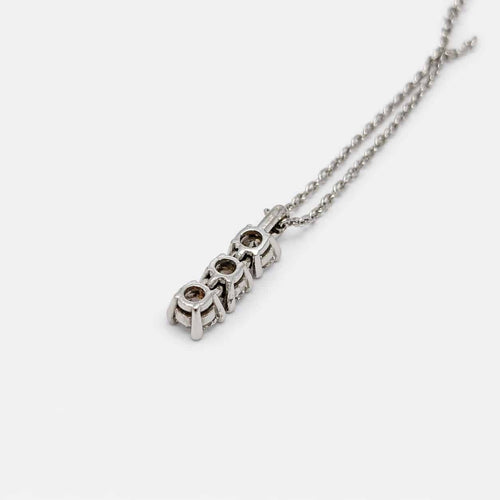 Collier Collier pendentif en or blanc et trois diamants 58 Facettes 35310
