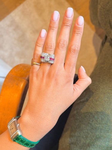 Bague 52.5 Bague Tank en or blanc 18 carats avec diamants et rubis 58 Facettes bague tank diaman