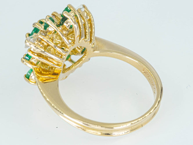 Bague Bague entourage en or jaune 18 ct avec diamants et émeraudes 58 Facettes AX01