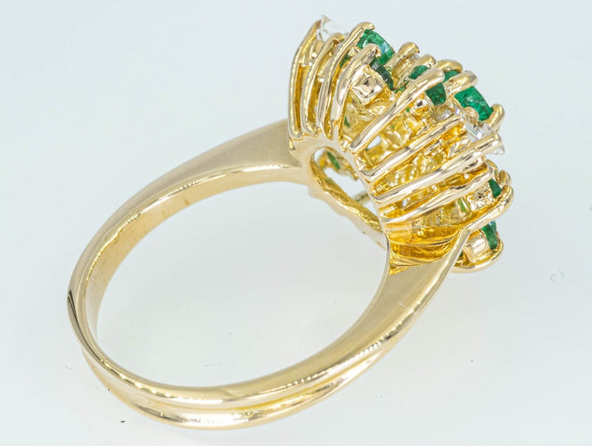 Bague Bague entourage en or jaune 18 ct avec diamants et émeraudes 58 Facettes AX01