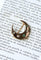 Broche Broche croissant de lune ancienne en or rose 18 ct, diamants et émeraudes 58 Facettes