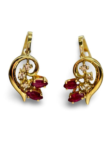 Boucles d'oreilles Boucles d’oreilles en or jaune 18K avec rubis et diamants 58 Facettes 1784