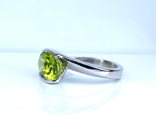 Bague 51 Bague en or blanc 18 carats au péridot 1,79 ct 58 Facettes AB700