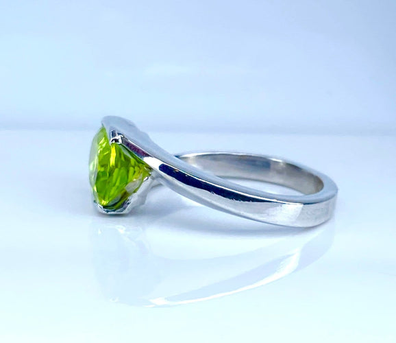 Bague 51 Bague en or blanc 18 carats au péridot 1,79 ct 58 Facettes AB700