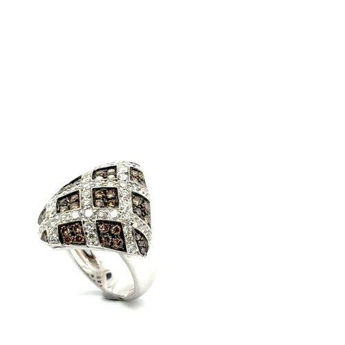 Bague 52 Bague dôme en or gris 18 kt sertie de diamants blancs et bruns 58 Facettes Bague