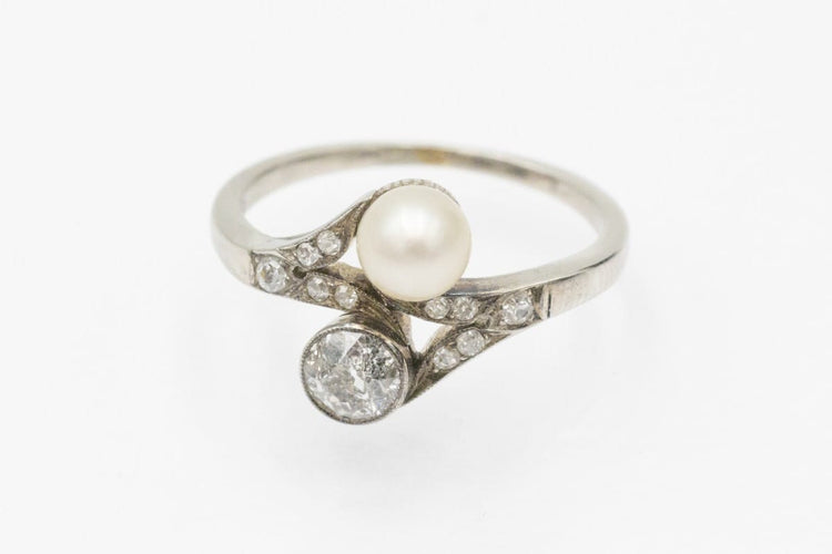 Bague 52 Bague Toi et Moi Art nouveau en or blanc 14 ct, perle et diamants 58 Facettes 11992