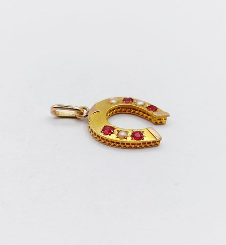 Pendentif Pendentif fer à cheval antique en or 18k, perles et verres rouges 58 Facettes A06857