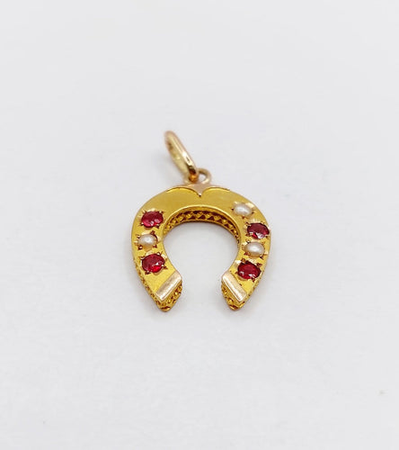Pendentif Pendentif fer à cheval antique en or 18k, perles et verres rouges 58 Facettes A06857