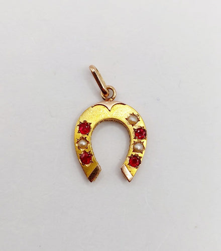 Pendentif Pendentif fer à cheval antique en or 18k, perles et verres rouges 58 Facettes A06857