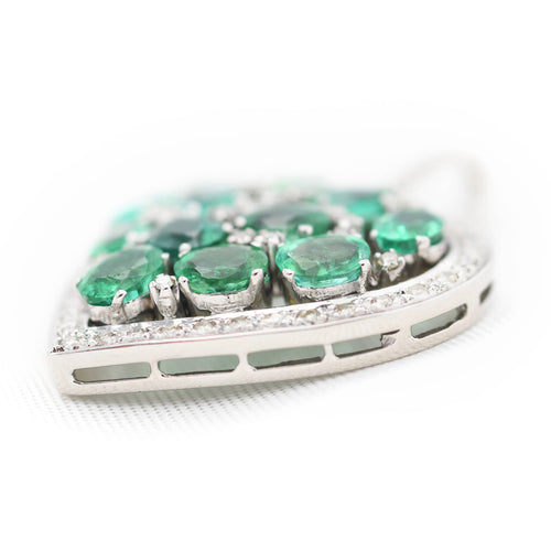 Pendentif Pendentif cœur en or blanc orné d'émeraudes de Zambie (4,2 ct) et de diamants 58 Facettes 22753