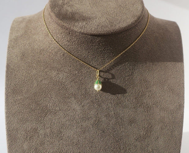 Pendentif Pendentif perle Akoya et émail vert en or jaune 18 carats 58 Facettes Pendentif