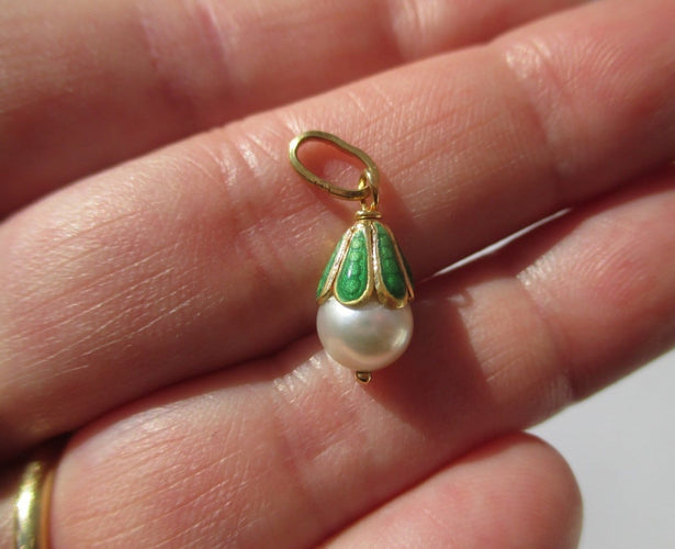 Pendentif Pendentif perle Akoya et émail vert en or jaune 18 carats 58 Facettes Pendentif