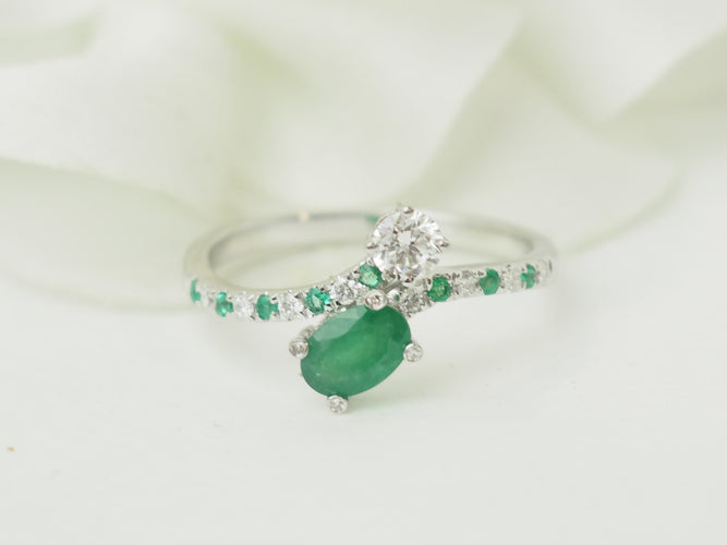 Bague 54 Mauboussin Duo d’Espérance - Bague croisée en or blanc avec émeraudes et diamants 58 Facettes 33715