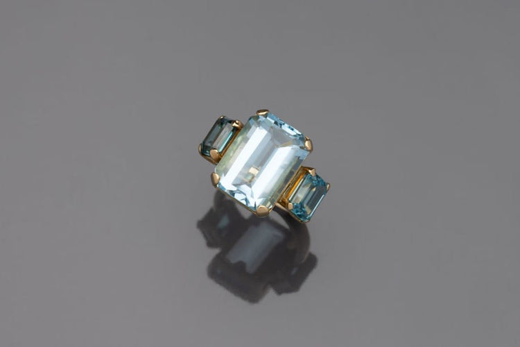 Bague 54 Bague en or jaune avec topaze rectangulaire 14,50 ct et zircons bleus 58 Facettes 248534