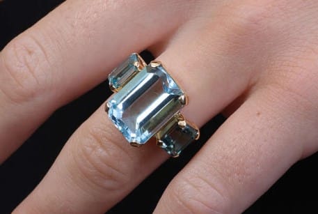 Bague 54 Bague en or jaune avec topaze rectangulaire 14,50 ct et zircons bleus 58 Facettes 248534