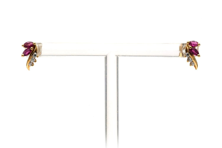 Boucles d'oreilles Boucles d'oreilles contemporaines en or jaune 18 carats avec rubis et diamants 58 Facettes B846