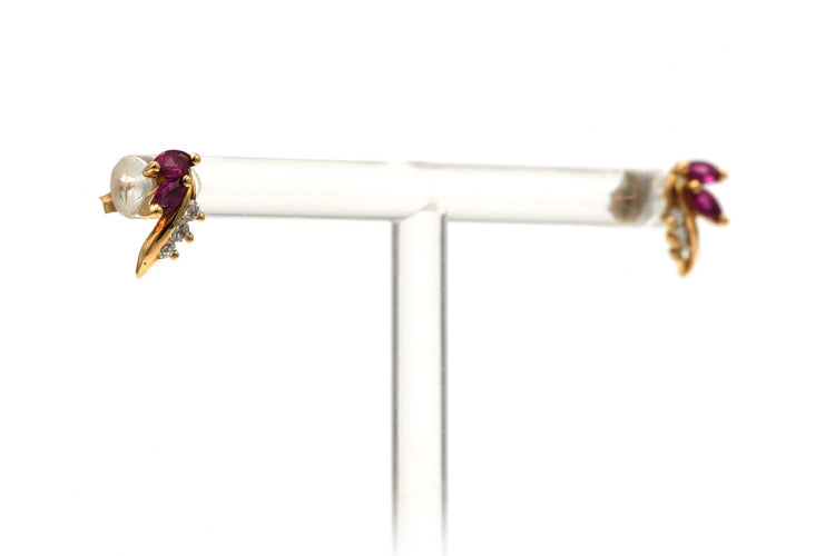 Boucles d'oreilles Boucles d'oreilles contemporaines en or jaune 18 carats avec rubis et diamants 58 Facettes B846