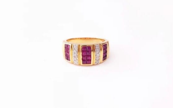 Bague 53 Bague jonc en or jaune 18K, rubis et diamants 58 Facettes DV.RUB.DAMIER
