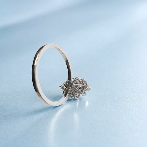 Bague 53 Bague marquise vintage en or blanc 18K, émeraude et diamants 58 Facettes 1776