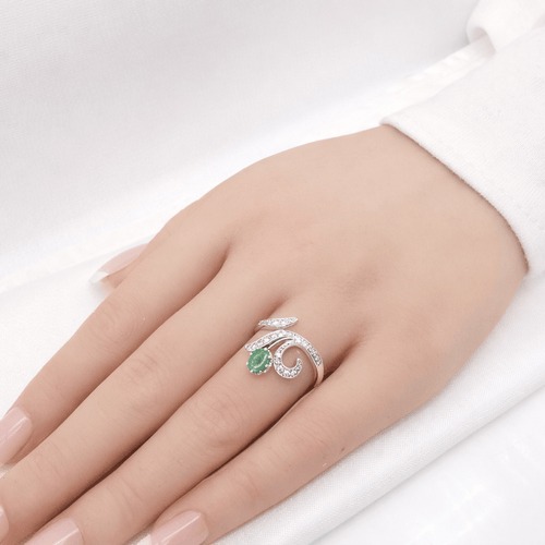 Bague 53 Bague en or blanc 18 carats avec émeraude ovale et diamants 58 Facettes Bague en or blanc émeraude et diamants