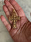 Pendentif Croix - Pendentif ajouré en or jaune 18 carats à grappes de raisin 58 Facettes croix