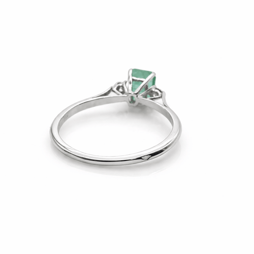 Bague 56 Bague en or blanc 18 carats avec émeraude et diamants 58 Facettes Bague en or blanc, émeraude & diamants