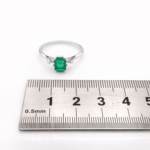 Bague 56 Bague en or blanc 18 carats avec émeraude et diamants 58 Facettes Bague en or blanc, émeraude & diamants