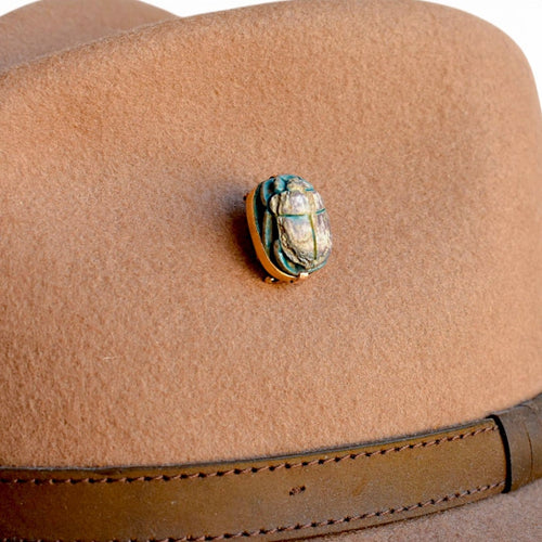 Broche Amulette scarabée - Broche en or avec hiéroglyphes 58 Facettes BRO-1013
