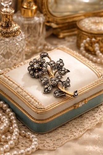 Broche Broche florale espagnole en argent et or aux diamants taille rose 58 Facettes 50289