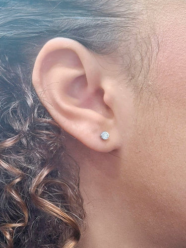 Boucles d'oreilles Boucles d’oreilles en or blanc 18 carats avec diamants 58 Facettes bague #5007